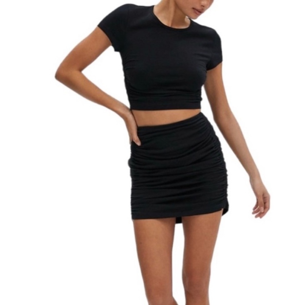 TNA Aritzia Malibu ruched side mini skirt in black size M excellent condition